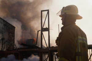 Bombero apagando un incendio.