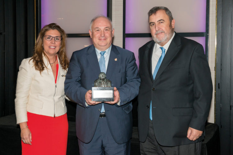 Francisco Muñoz Usano, Ana Borredá, directora de ‘Seguritecnia’ y presidenta de la Fundación Borredá, y Francisco Javier Borredá, presidente de la editorial Borrmart.