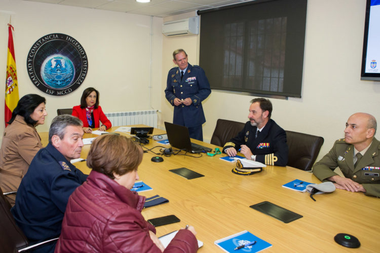 La ministra de Defensa, Margarita Robles, en su visita al Mando Conjunto de Ciberdefensa en 2018.