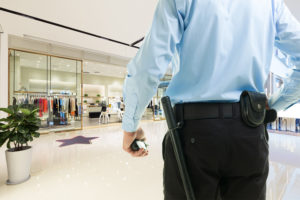 Vigilante de seguridad en un centro comercial.