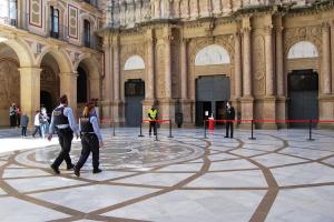 Agentes de los Mossos d´Esquadra en la Abadía de Montserrat.