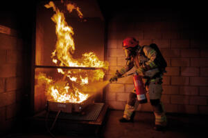 Bombero apagando incendio