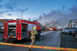 Bomberos en acción ante emergencias.