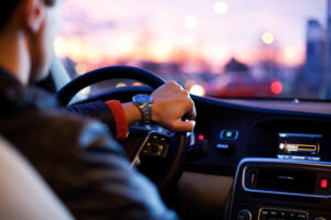 Persona conduciendo un coche