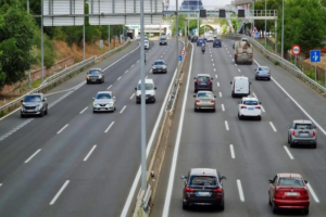 España, bien posicionada en el uso del casco y cinturón, pero con margen de mejora en velocidad, alcohol y distracciones