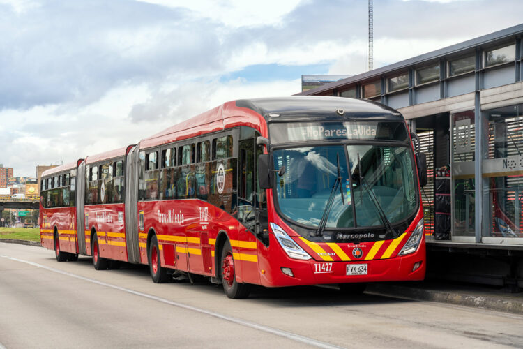 un bus articulado de la red de transporte público TransMilenio de Bogotá