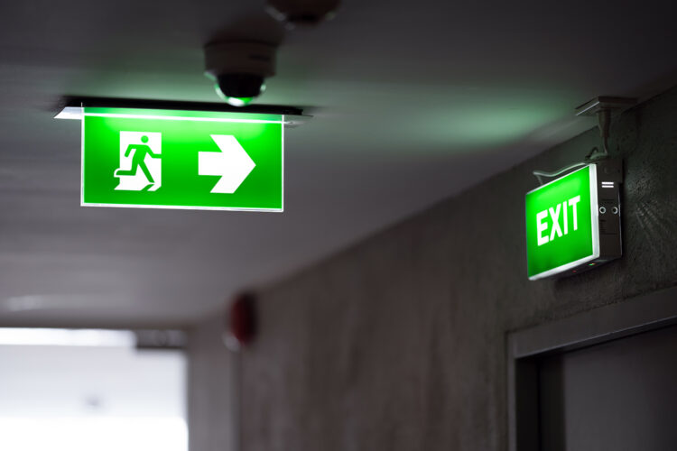 carteles de salida de emergencia en el interior de un edificio