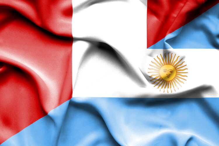 banderas de Perú y Argentina